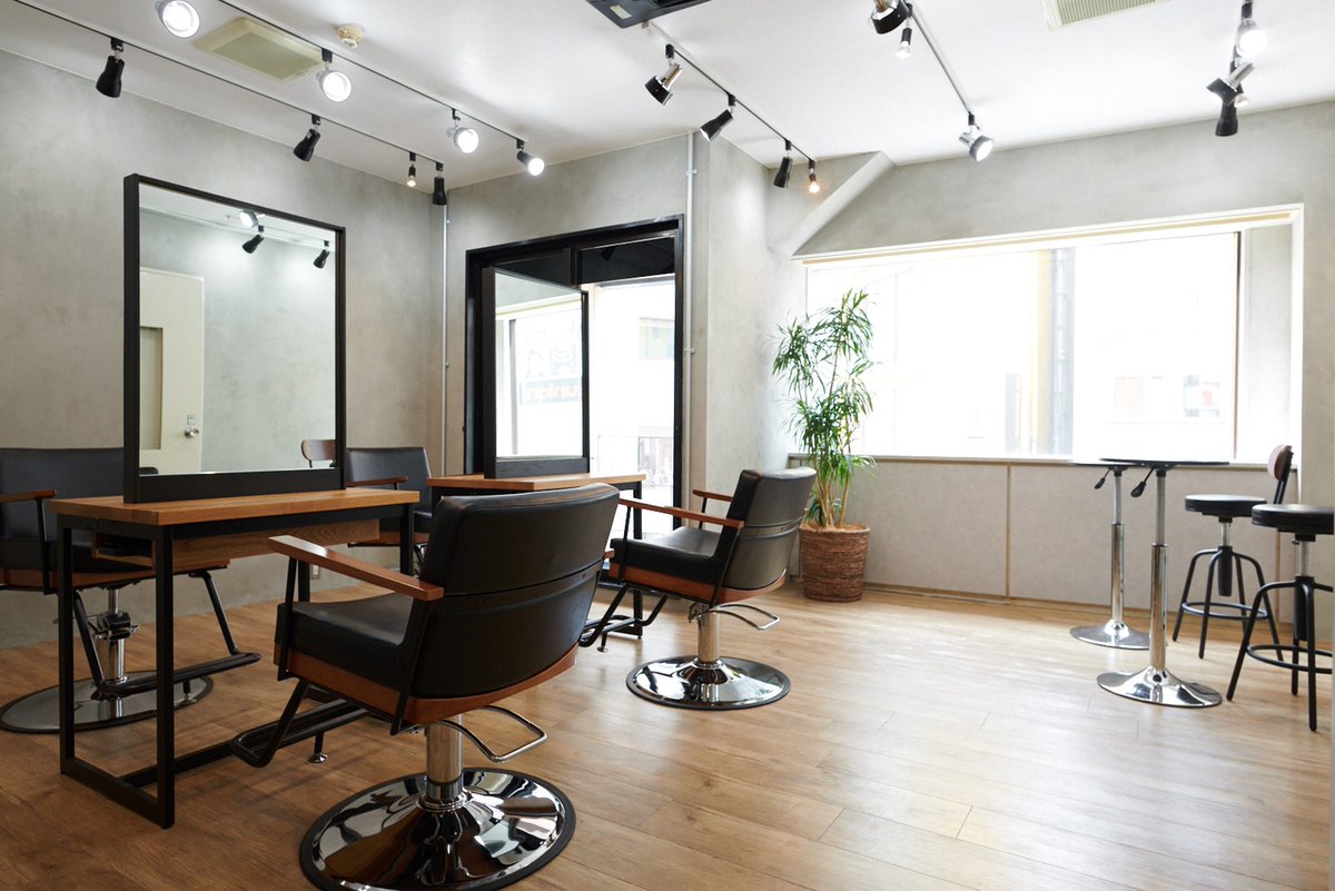 ug001_'s tweet photo. 美容室amble luxe 新宿店の内装デザインを担当しました。

全体をモルタル調のサラリとしたエイジング塗装で統一し、明るめのウッドでクールさの中に暖かみを持たせています。

新宿中央通りにある店舗です。

施工　依頼元
MAGIA株式会社 https://t.co/qvWaFAvxmO
