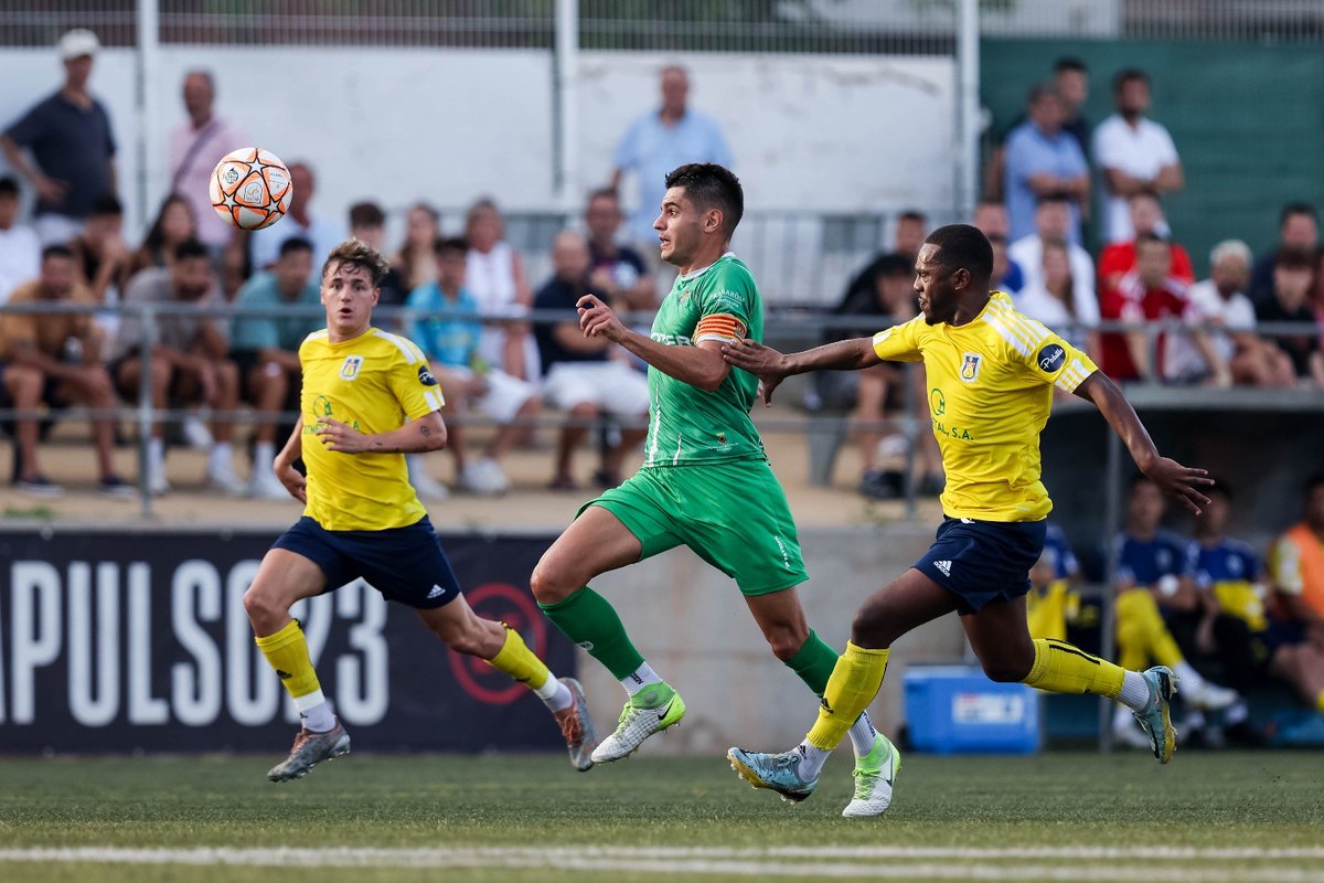 uecastelldefels's tweet photo. #PrimerEquipUEC | 🟡🔵
📌 A la vostra disposició la CRÒNICA del partit @uecastelldefels - @ue_cornella (1-1) (victòria 3-0 a la tanda de penals) 2a Eliminatòria #CopaCatAbsoluta
▶️ 'Classificació de prestigi'
🖊️ Completa a https://t.co/sbL5B2jAr2
📸 @GerardFrancoph @FCF_CAT https://t.co/lVPv1i0hc5