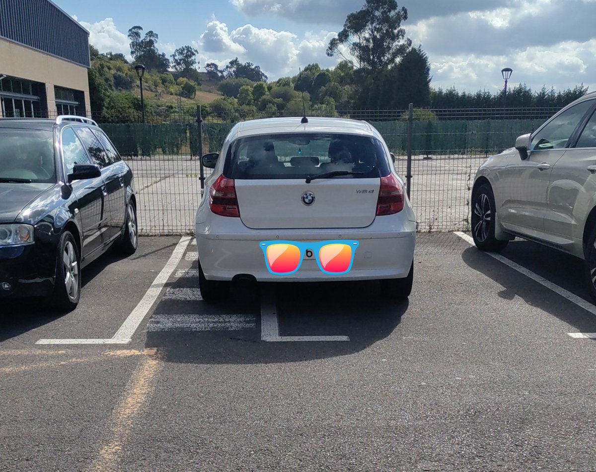 Hoy en un nuevo capítulo de .. #APARCASCOMOELCULO

Y no, no había sillita de bebé del lado dcho y aunque así fuera, si hubiera aparcado correctamente, le hubiera quedado el niño en el paso de peatones.