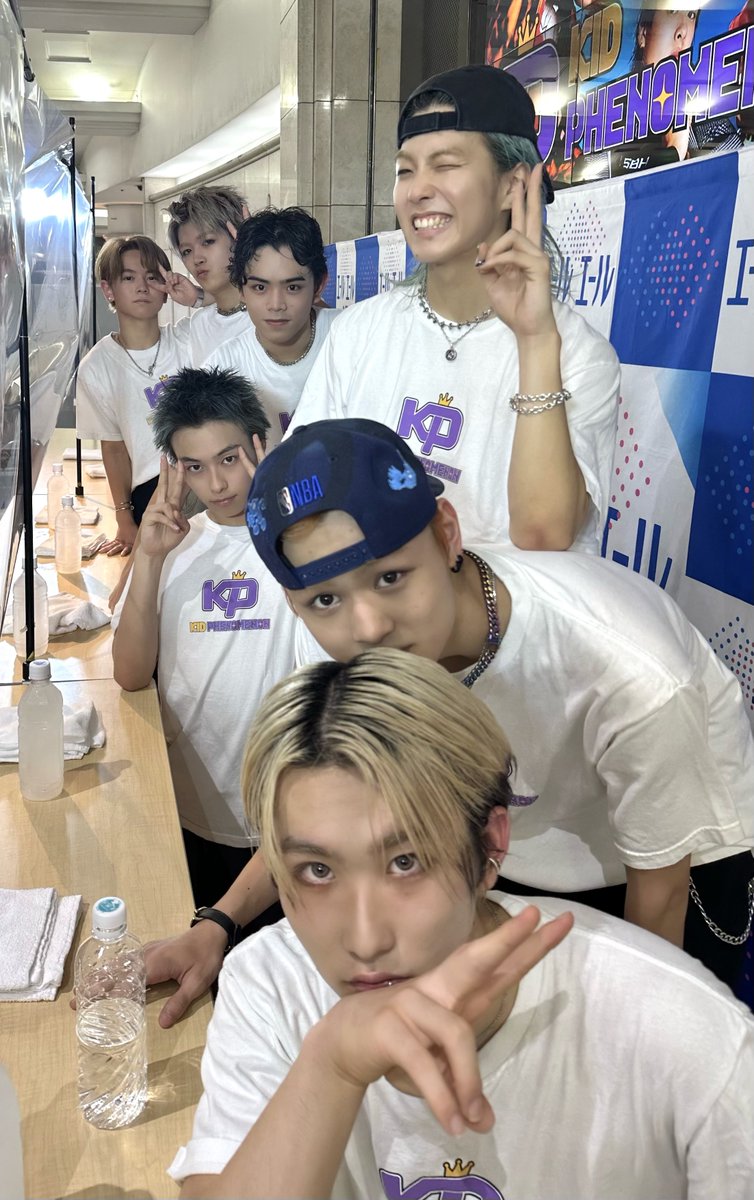 _KID_PHENOMENON's tweet photo. 本日の��び順を
コメント欄で募集しましたが

突如、蒼真監督が現れ、
フォーメーション会議を始めたため
今回はこちらの並び順で
特典会を実施させていただいております。

#KIDPHENOMENON
#キドフェノ
#KP夢者修行
#蒼真監督 https://t.co/pdm4xQODrx
