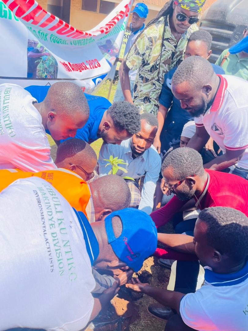 xuagah's tweet photo. And we can only achieve the intentions when all categories inclusive of the refugees and Rastas are on board. Thanks @PlanUganda  and safe and inclusive cities project form empowering these youth in the ghettos #nkubiterimba 
@NYAP_Uganda #refugeeyouth #IYD2023 https://t.co/mDhrCXYKDU