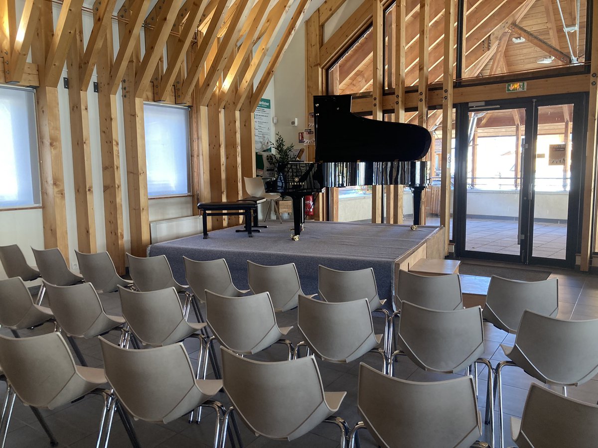 演奏旅行でフランス南部にあるヴァールという小さな村に行ってきました！
なんとイタリアまで徒歩で行けるという国境すれすれにある村でした。
島国生まれの私たちには不思議な感覚です。
『アルプスの山の中に突如現れる村にある、小さなサロンでピアノを弾く』
映画の中にいる気分でした🎵