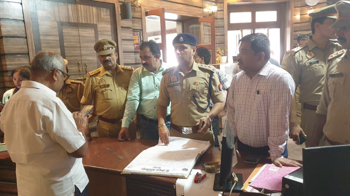 15 अगस्त के अवसर पर सुरक्षा व्यवस्था पुख्ता करने के उद्देश्य से 
 सोमवार को सर्किल कलक्टरगंज क्षेत्र के घंटाघर चौराहे पर स्थित होटलों और वाहनों की चेकिंग का अभियान चलाया गया। इस दौरान ACP कलक्टरगंज श्री निशांक शर्मा, ACP LIU तथा सर्किल के तीनों थानों के SHO सहित फोर्स मौजूद रहा।