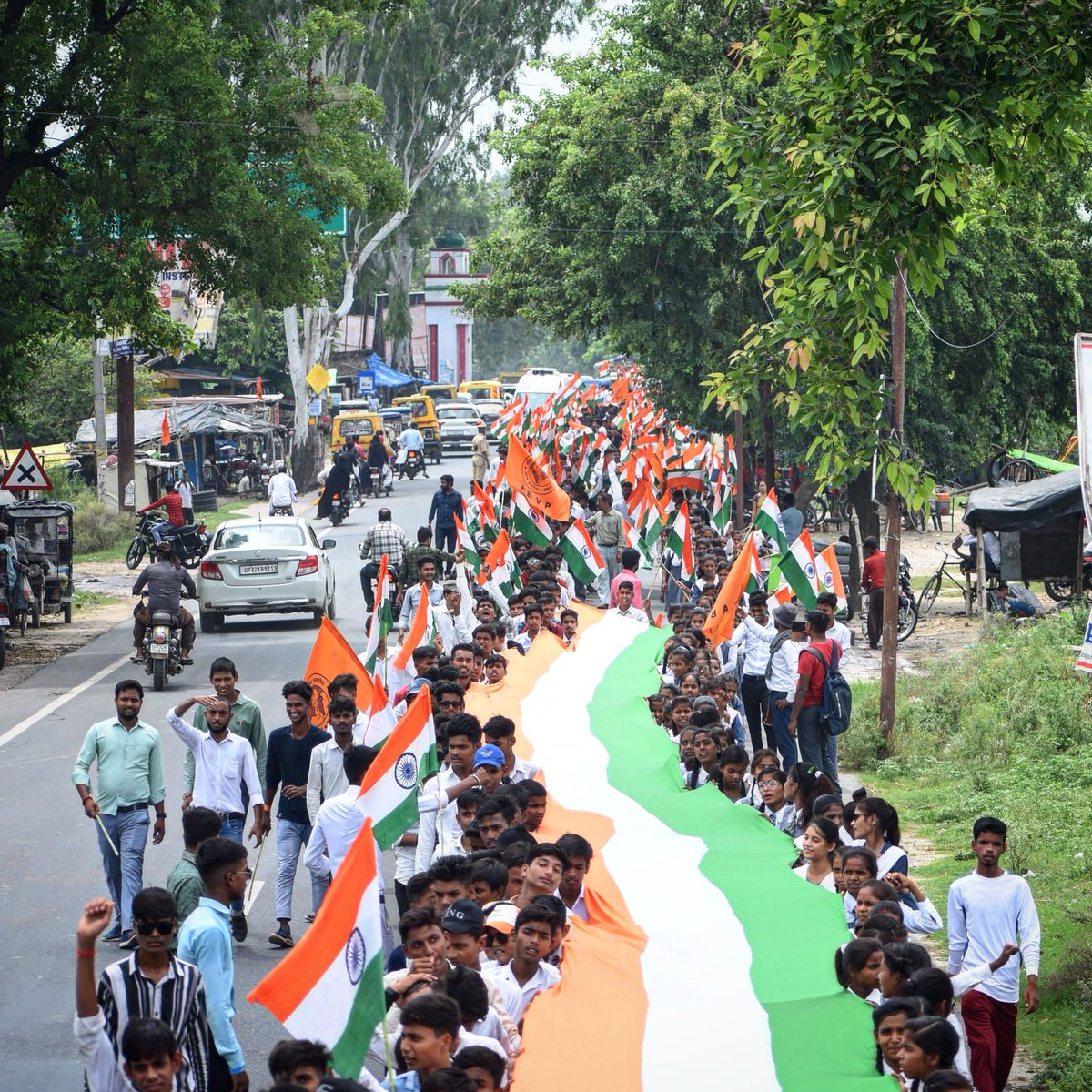 ABVPVoice's tweet photo. अवध प्रांत में अभाविप बाराबंकी इकाई द्वारा स्वतंत्रता दिवस के उपलक्ष्य पर 151 मीटर विशाल तिरंगे के साथ तिरंगा यात्रा का आयोजन किया गया जिसमें स्थानीय शिक्षण संस्थानों के सैंकड़ों विद्यार्थियों ने बढ़चढ़ कर भाग लिया। 

#ABVPTirangaRally https://t.co/JgstCAamp1