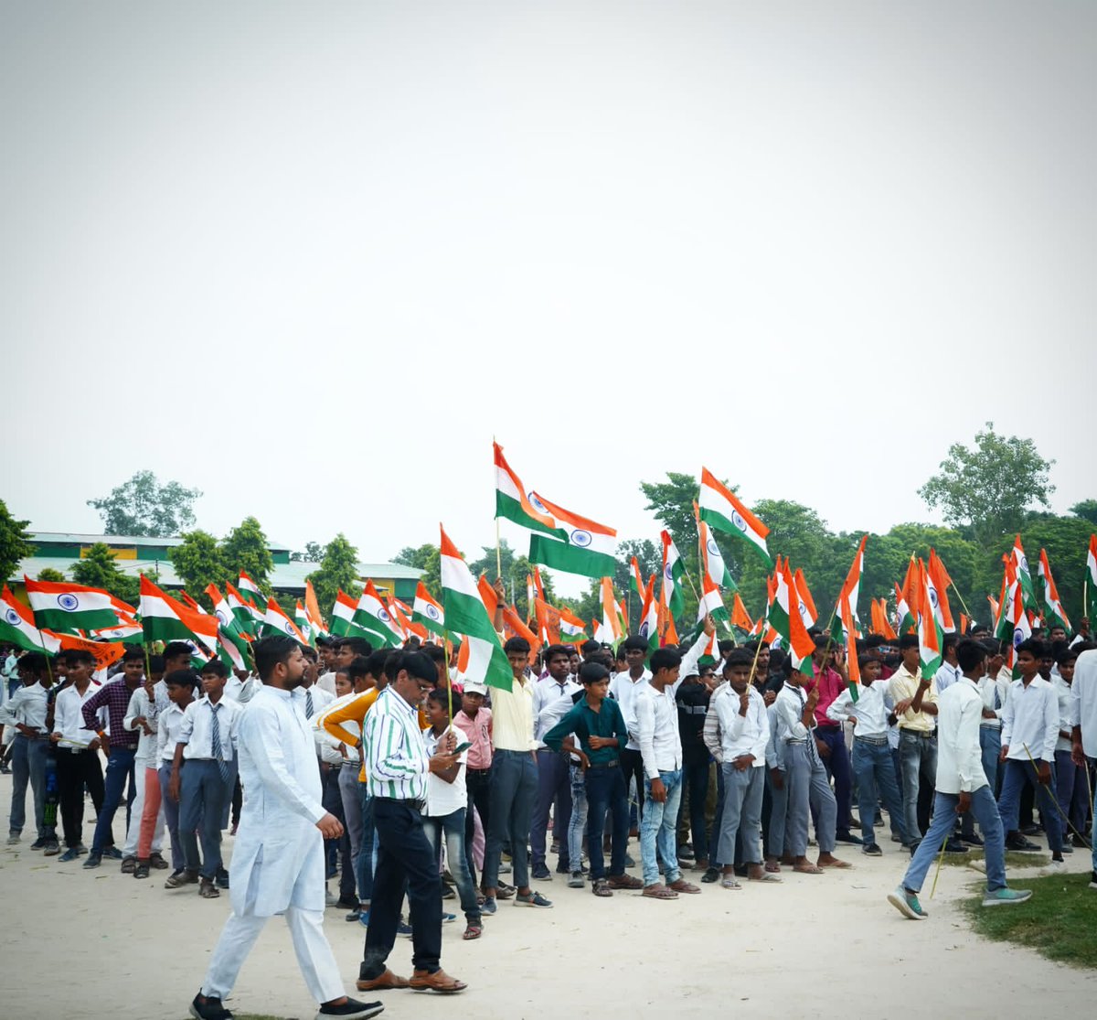 ABVPVoice's tweet photo. अवध प्रांत में अभाविप बाराबंकी इकाई द्वारा स्वतंत्रता दिवस के उपलक्ष्य पर 151 मीटर विशाल तिरंगे के साथ तिरंगा यात्रा का आयोजन किया गया जिसमें स्थानीय शिक्षण संस्थानों के सैंकड़ों विद्यार्थियों ने बढ़चढ़ कर भाग लिया। 

#ABVPTirangaRally https://t.co/JgstCAamp1