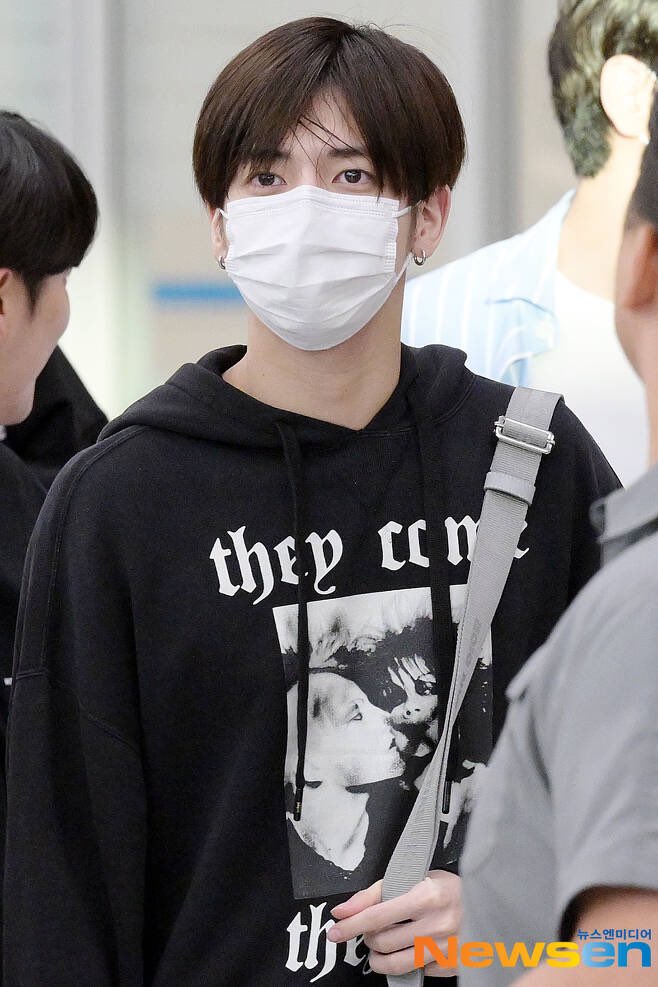 txt_sarangdan2's tweet photo. 230814 #투모로우바이투게더 입국 기사사진 모음 https://t.co/VBnbahjXAw