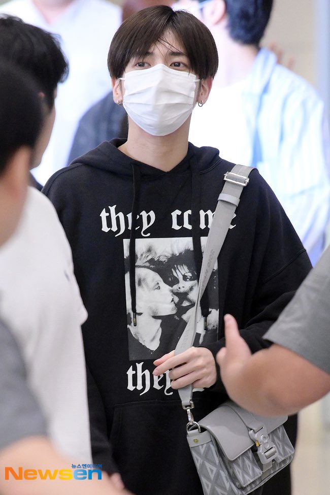 txt_sarangdan2's tweet photo. 230814 #투모로우바이투게더 입국 기사사진 모음 https://t.co/VBnbahjXAw