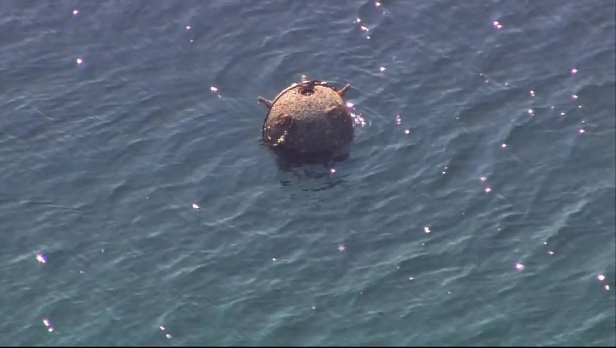 visegrad24's tweet photo. BREAKING:

A naval mine struck a pier this morning in the summer holiday resort town of Costinești, near Constanța in Romania and exploded.

Another mine drifting from Ukrainian waters has been spotted near Costinești.

Romanian Navy divers are on their way to dismantle it.

🇷🇴🇺🇦 https://t.co/k1vaxJLxVn