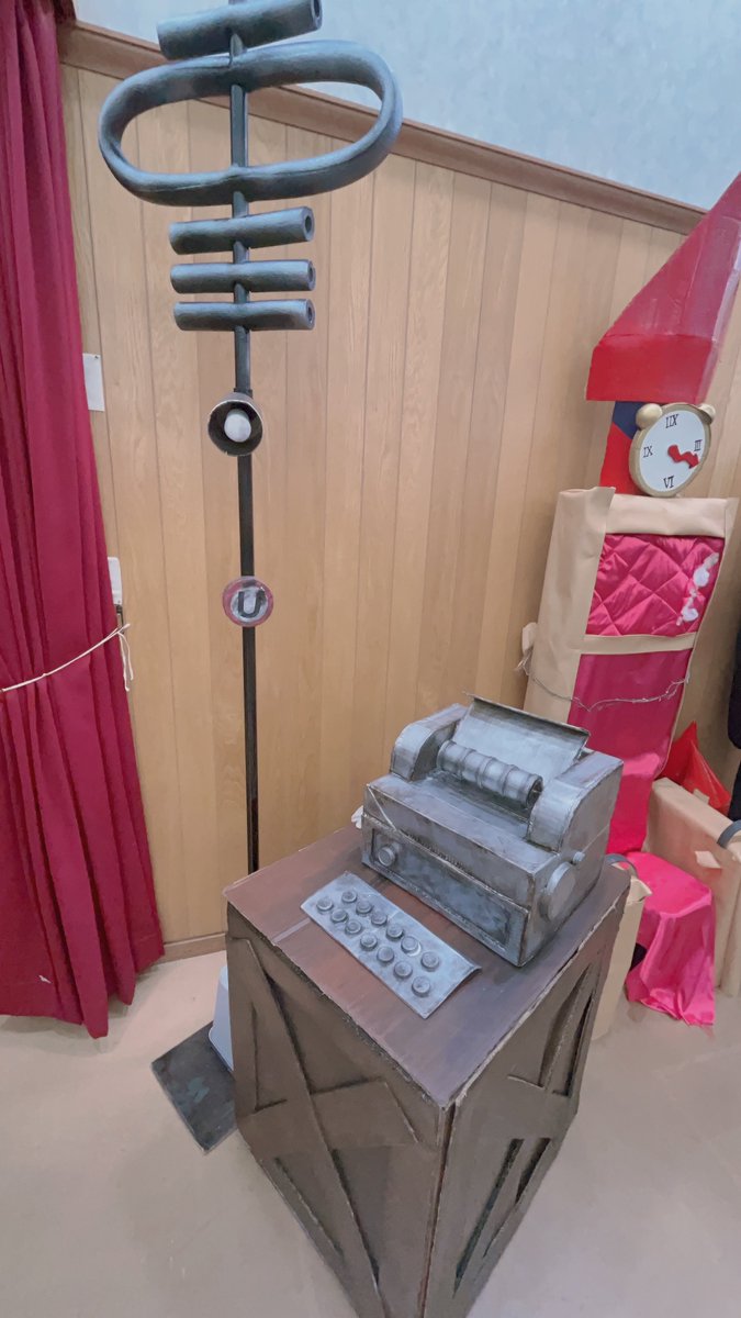 Kuusounoreplica's tweet photo. 「ロケットチェアに座りたい！」というお声があったので公演後、スタッフ様に確認し大道具の設置をさせていただきました！探偵様や色んな作品の方々と、ご協力してくださった写真家様のおかげで撮影交流ができました。ありがとうございます！！

制作者ﾘﾌﾟﾂﾘｰ
#おどつなvol42
#空想のレプリカ https://t.co/f1LIqrZydV