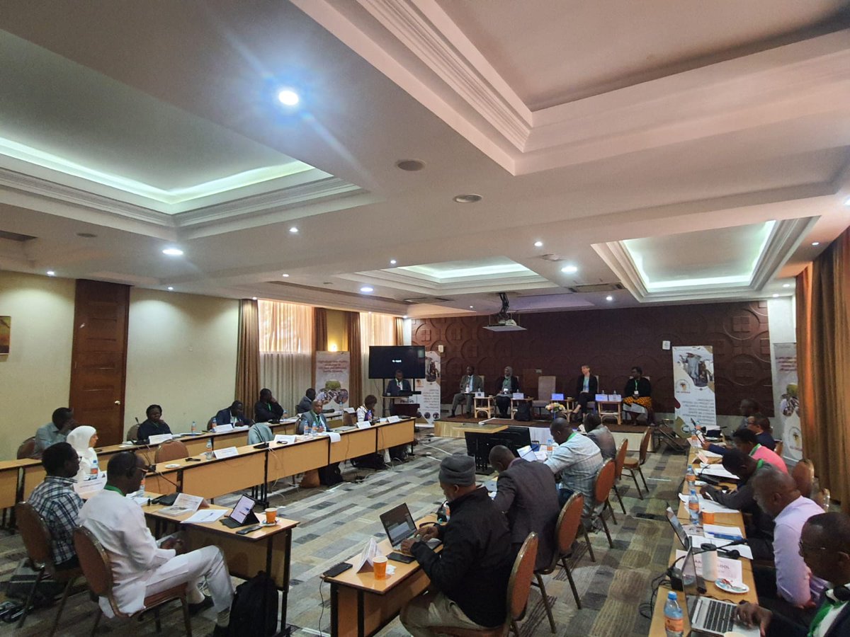 au_ibar's tweet photo. 🌍Breaking boundaries for better health! Dr. Christopher Wanga officially opened the @_AfricanUnion #OneHealthData Project which aims to revolutionize #disease #management through #data integration:"Let's collaborate across sectors&unite against data silos."
#AUOHDAA #DataUnity https://t.co/LcjtLTrXgO