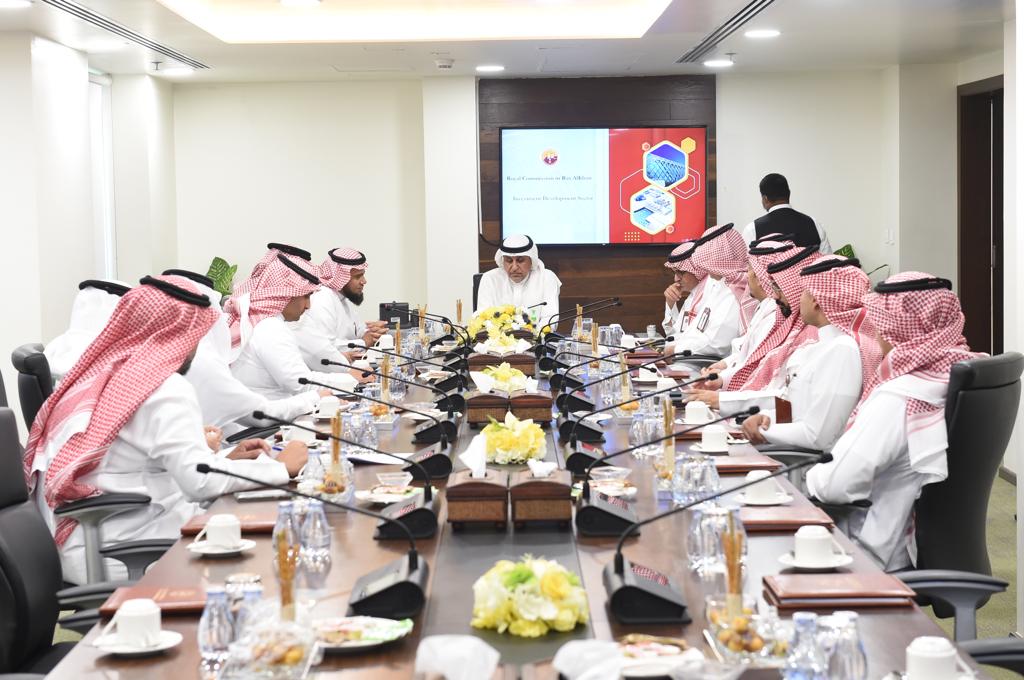 زار معالي رئيس الهيئة الملكية للجبيل وينبع م. خالد السالم مدينة #رأس_الخير_للصناعات_التعدينية حيث اطلع على عرض حول أهم الاستثمارات المستقطبة، والمنطقة الاقتصادية الخاصة، واستمع لشرح عن الشؤون الفنية، والتحول الرقمي. 

كما زار معاليه مركز الهلال الأحمر الواقع على طريق الجبيل رأس