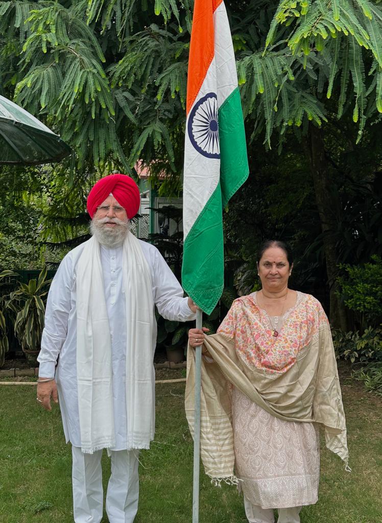 SSAhluwaliaMP's tweet photo. #হরঘর_তিরাঙ্গা অভিযানের অধীনে আজ আমার বাসভবনে তিরাঙ্গা উত্তোলন করলাম ।

স্বাধীনতা দিবসের আগেই লক্ষ লক্ষ তিরঙ্গা ভারতের আকাশে ভাসছে ভারতকে আবার মহত্ত্বের প্রতীকে পরিণত করার দেশের মানুষের সম্মিলিত আকাঙ্ক্ষার প্রতীক হিসেবে । #HarGharTiranga https://t.co/aSA3dATeB4