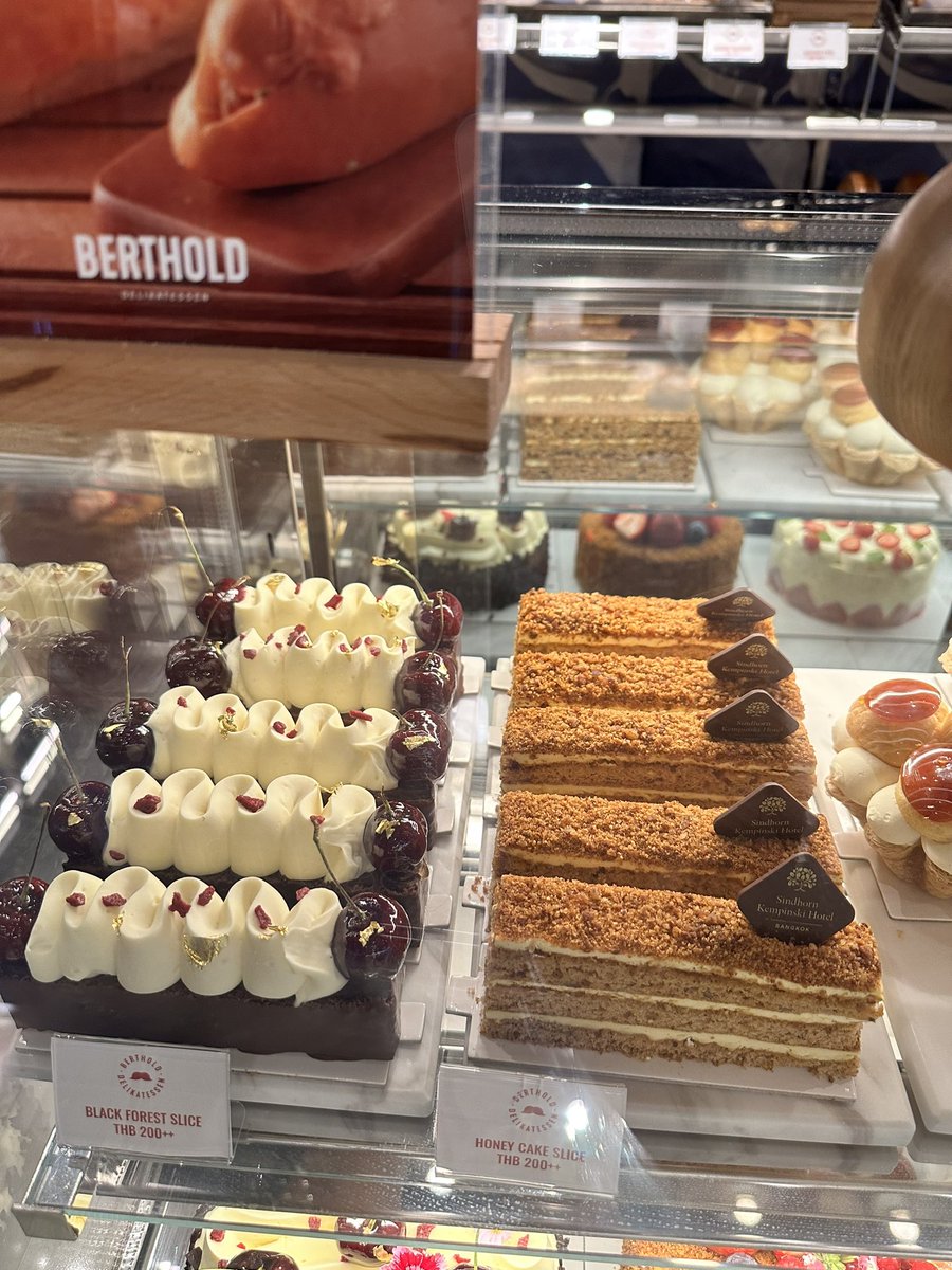 kor_twit's tweet photo. ขนมเค้กที่ BERTHOLD โรงแรม Sindhorn Kempinski หลังสวน อร่อย เนื้อครีมนวลเนียน หวานกำลังดี กินยามบ่าย แฮปปี้สุดๆ เค้กมีแบบมินิ 120++ ทำให้ลองได้หลายแบบ ส่วนตัวชอบ Black Forest กับ Lemon Tart @aroii https://t.co/qJxqC7AjWy