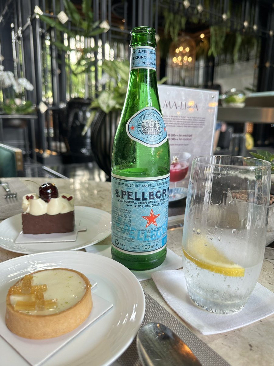 kor_twit's tweet photo. ขนมเค้กที่ BERTHOLD โรงแรม Sindhorn Kempinski หลังสวน อร่อย เนื้อครีมนวลเนียน หวานกำลังดี กินยามบ่าย แฮปปี้สุดๆ เค้กมีแบบมินิ 120++ ทำให้ลองได้หลายแบบ ส่วนตัวชอบ Black Forest กับ Lemon Tart @aroii https://t.co/qJxqC7AjWy