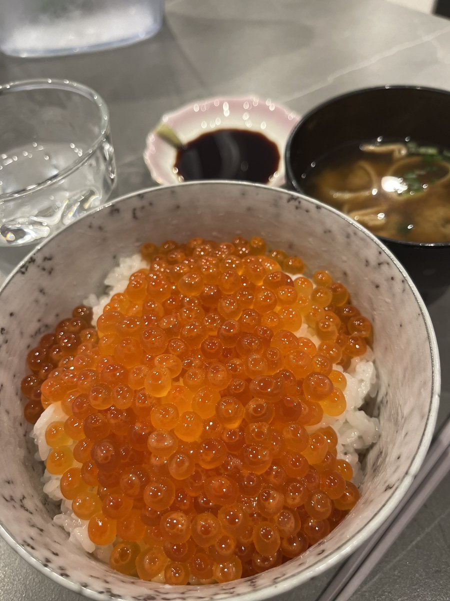 PON_chan37's tweet photo. 連休でお金使い過ぎたんで今日は卵かけご飯🥹 https://t.co/8BUwRqnuKC