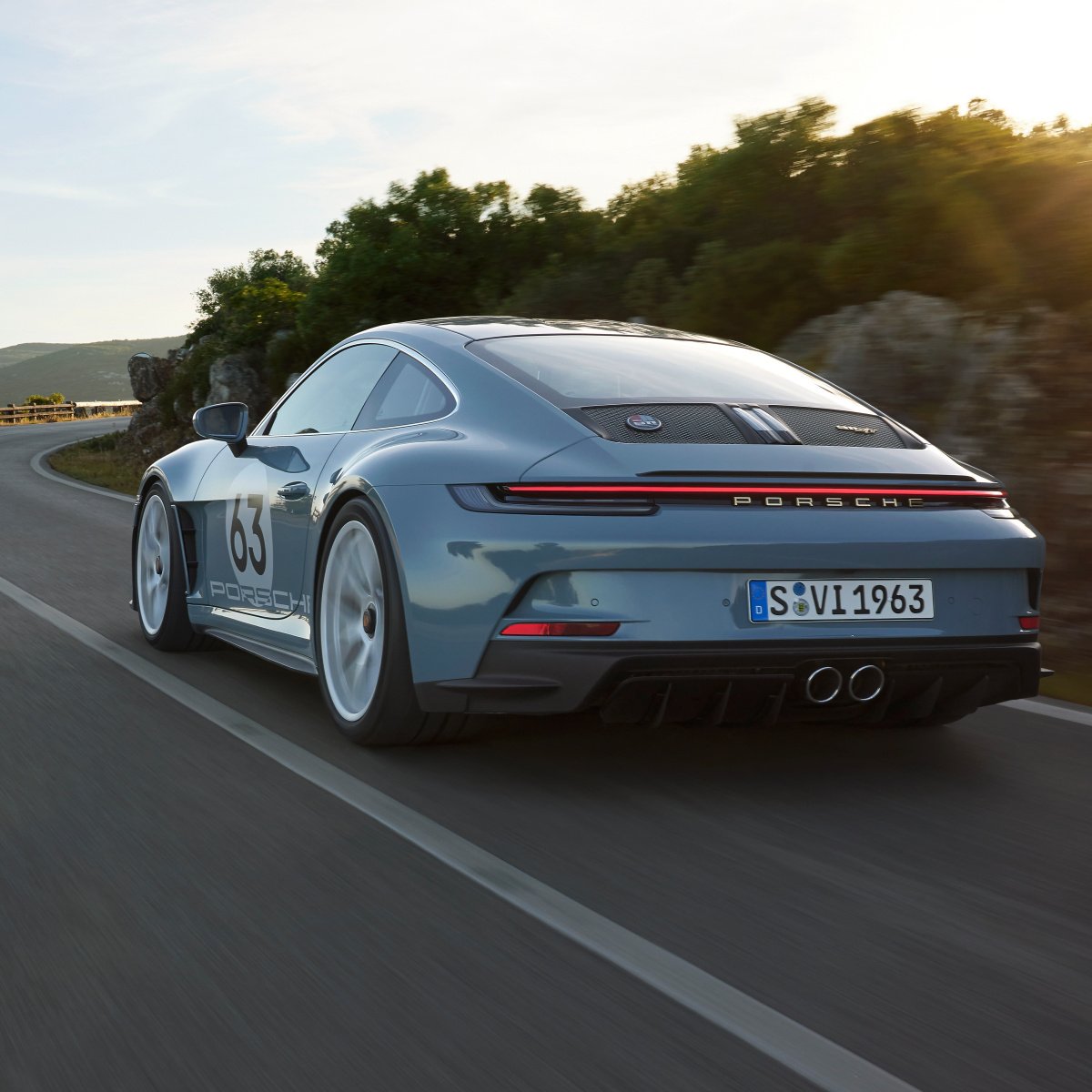 PlfFans's tweet photo. The 2023 911 S/T is the only 911 of the current generation to combine a double-wishbone front-axle design with a multi-link rear axle without rear-axle steering. The dampers and control systems were tuned accordingly.
#Porsche #PorscheExclusiveManufaktur #911ST #TimelessMachine https://t.co/zVmKnih7ps
