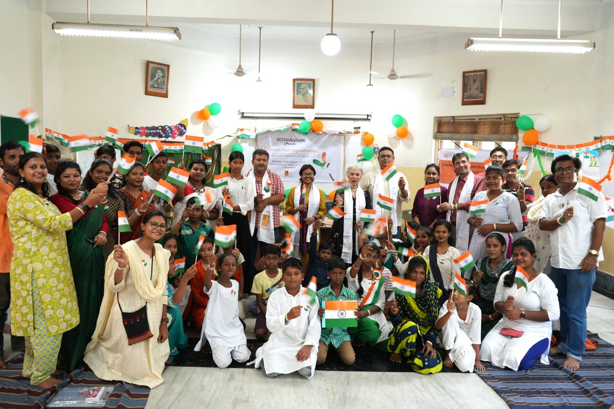 cini_india's tweet image. #Freedom  from #stigmatisation" Pre-#IndependenceDay  celebration by the children of Ujjan and IICCHAA with Dr Eliana Riggio, Advisor-CINI Governing Body &amp;amp; CRC, Mr Meghendra Banerjee, COP-CINI and eminent painters at CINI Training Unit (CCRC) today.