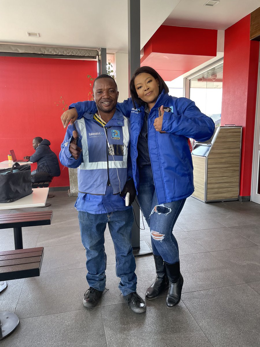 Anele's tweet photo. Ran into a colleague #HowHardcoulditbe #aneleandtheclubon947 #MrD https://t.co/HgxTCEQ35d