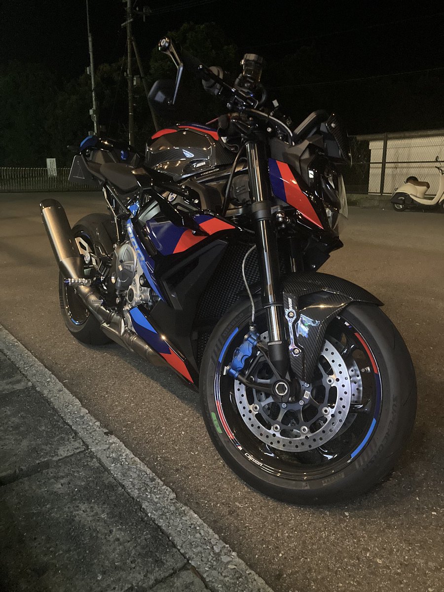 KENTALOW5558's tweet photo. 夜になっても暑い🥵

#BMW
#M1000R
#慣らし https://t.co/bRQ3KeeFuB