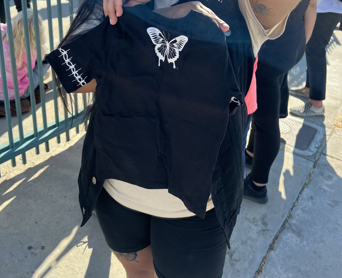 aprilndrea's tweet photo. Made a shirt for Posty’s baby girl but live nation was kicking out people early from the side of pit I was at &amp; I wasn’t able to give it to him. Staff said they would try but did they? 🥹 @postmalone @DreLondonEnt @rriproarin #postmalone https://t.co/HE2ekwwg2t