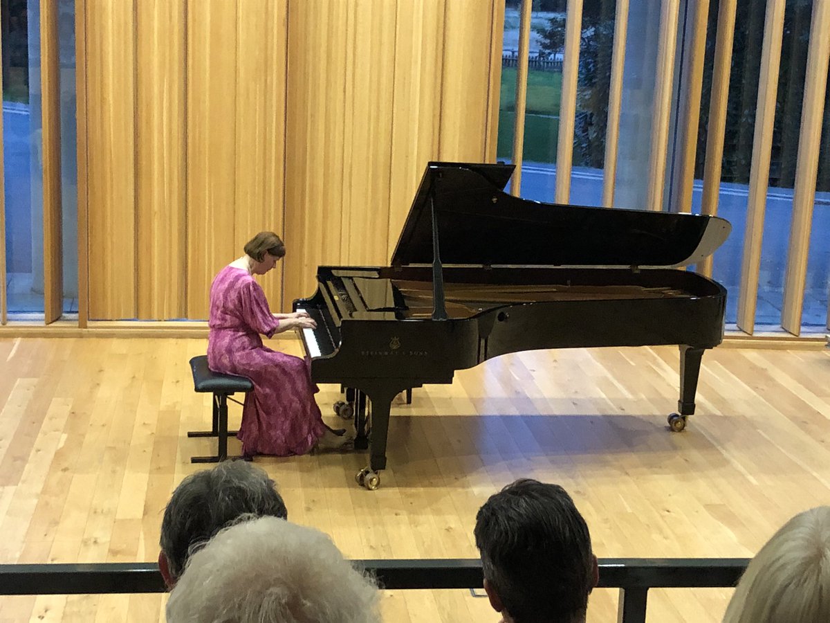 NickBorderline's tweet photo. Beautiful recital 🎹 by Christine Stevenson @notesfromapiano at Stowe 🇬🇧@SteinwayAndSons @pfsummerschool 
Exquisite program, from Schubert to Rachmaninov with 😉to 🇫🇷 coal merchants « Les soirs illuminés par l'ardeur du charbon». #Debussy 
Merci 🙏 G🇮🇹+N🇫🇷. https://t.co/y8mlg7pdHA