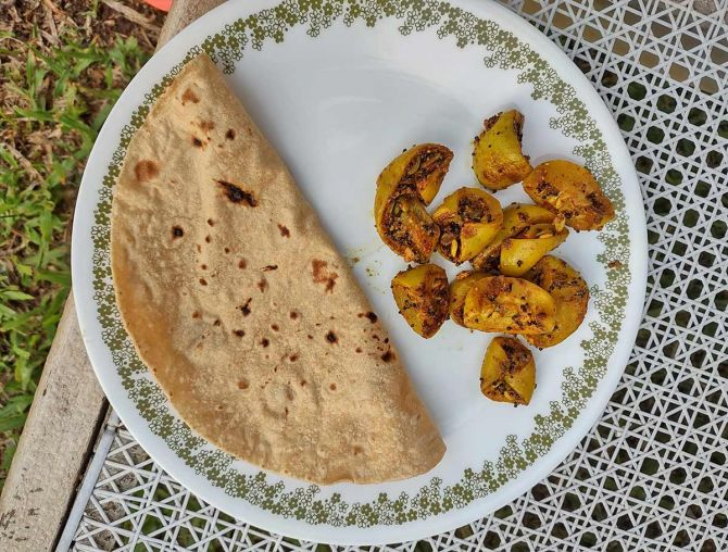 rediffGURUS's tweet photo. Whole Wheat Roti or Bajra Roti -- which is healthier?

A #rediffGURU user wanted to know.

#rediffGURU Dr Hemalata Arora provides the answer: https://t.co/zJnR5euE63

Ask your question HERE: https://t.co/DdIqY3IF5p

#HealthyLiving #HealthyEating #HealthyFood 

Pic: Zelda Pande https://t.co/B2OdkgTvKj