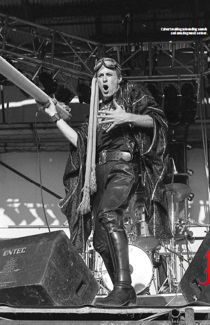 RockOthers's tweet photo. ALMANACCO ROCK by @FabioLisci
#AlmanaccoRock #otd #robertcalvert
Il 14 agosto 1988 muore a soli 43 anni Robert Calvert, poeta, paroliere, visionario, noto per essere stato il frontman degli Hawkwind, fu una delle figure più carismatiche ed enigmatiche emerse dalla scena rock https://t.co/3dUbM7Q7Ff