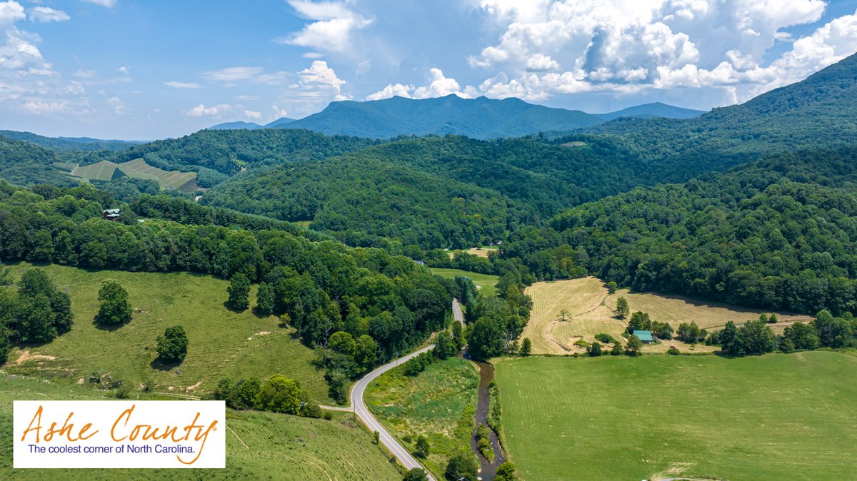 RealAsheChamber's tweet photo. Three Top in the hazy afternoon sunshine 😍

#ashecounty #ashecountync #visitashe #thecoolestcorner #westjefferson #blueridgeparkway #blueridgemoments #blueridgemountains #mountainlife #devilstairs #lovenc #canoethenew https://t.co/EwtKSdgOFx