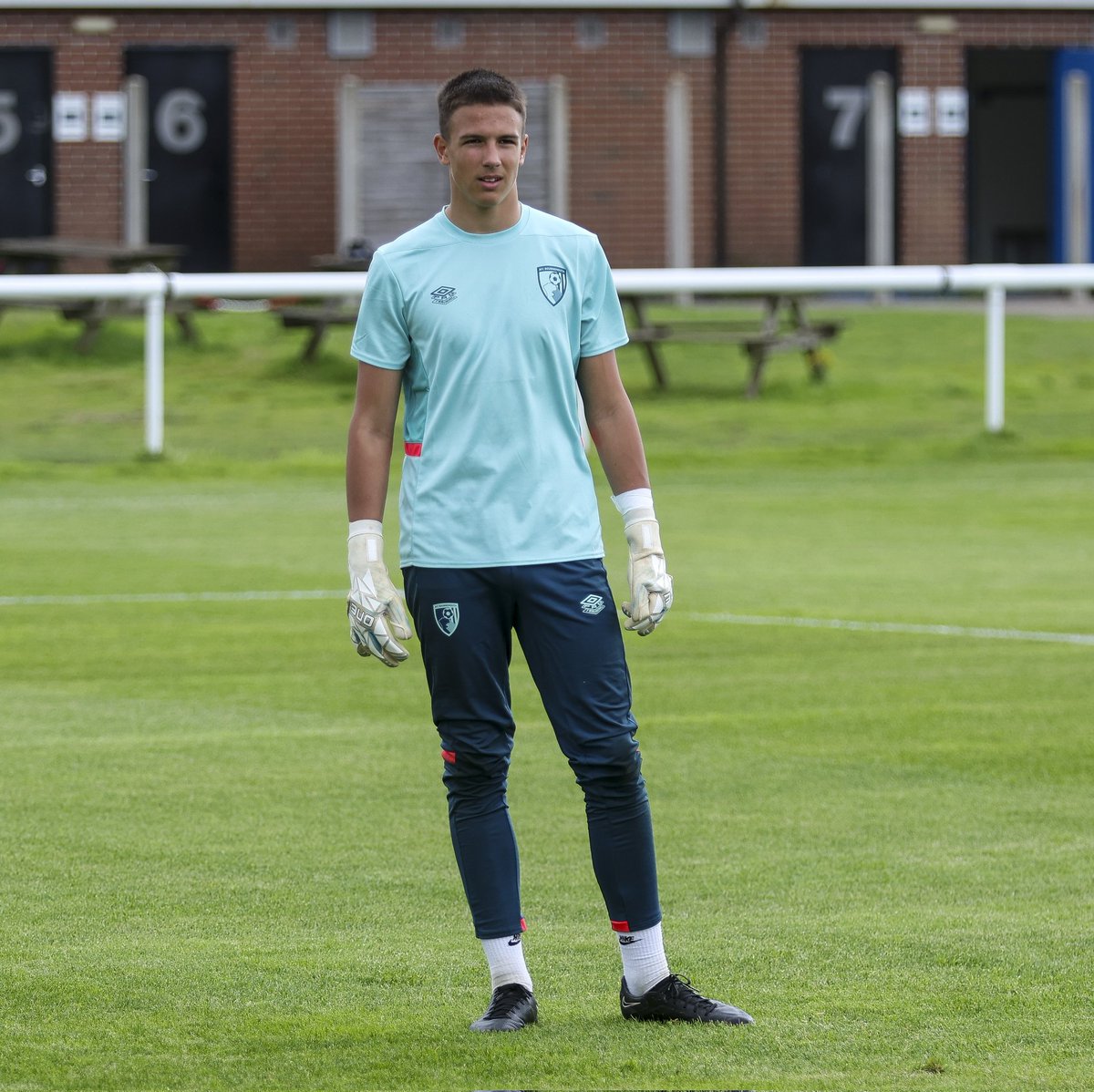 Nipper warming up for <a href="/AFCB_Academy/">AFC Bournemouth Academy</a> with <a href="/TheOneGloveCo/">The One Glove Co</a> GEO 3.0. #gkunion