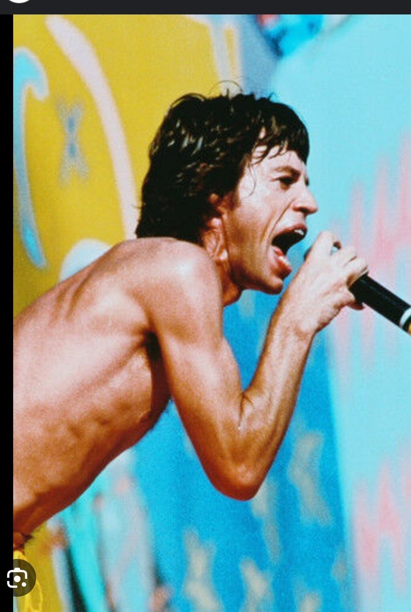 Mareaalta20's tweet photo. @javiernegre10 Jope yo me creía que a Freddie Mercuri o a Mick Jagger eran grandes, a coño no  que ellos son tíos y se pueden quitar la camisa sin problemas... https://t.co/aR3yvKgJBO