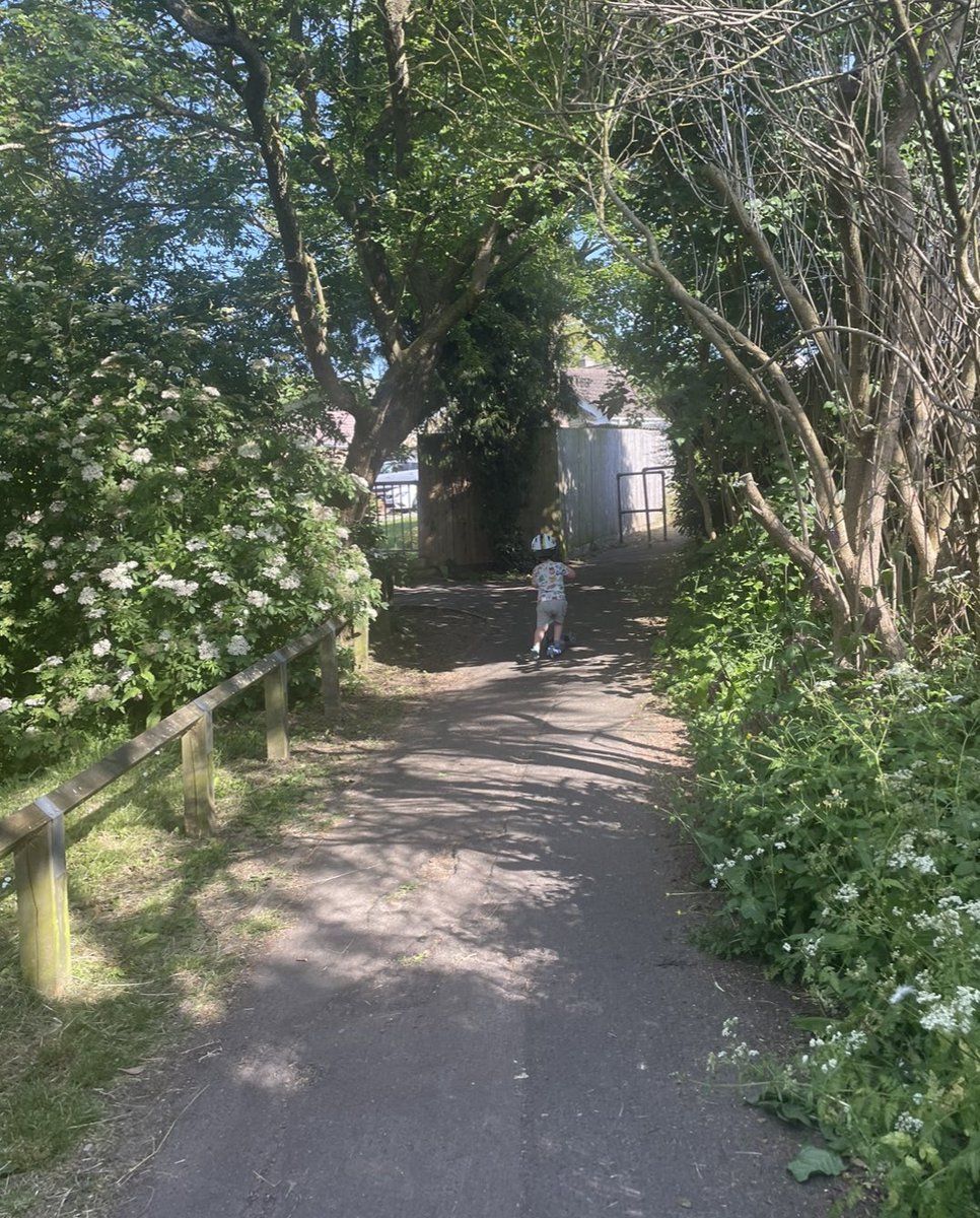 gooutsideuk's tweet photo. simply head out for a walk! Use our app to discover some new places or pop to one of Gloucestershires amazing parks and green spaces to get your fix. Send in your pictures and win a GO goody bag! #GloucesterSummerChallenge #Week4 https://t.co/eCuFw2MIJR
