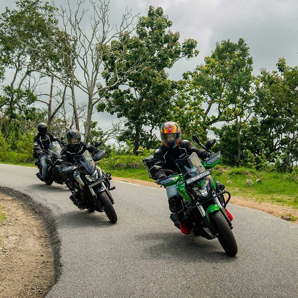 _bajaj_auto_ltd's tweet photo. Milestone 100 ✅

The 100th Dominar Run saw riders from Bangalore come together and do what they do best - ride their hearts out, make memories, and not hold back on the celebrations❤️

Here's a glimpse.

#DominarRides #Dominar400 #Dominar250 #TourReady #100thRun #Milestone https://t.co/wxwrYkPAoD