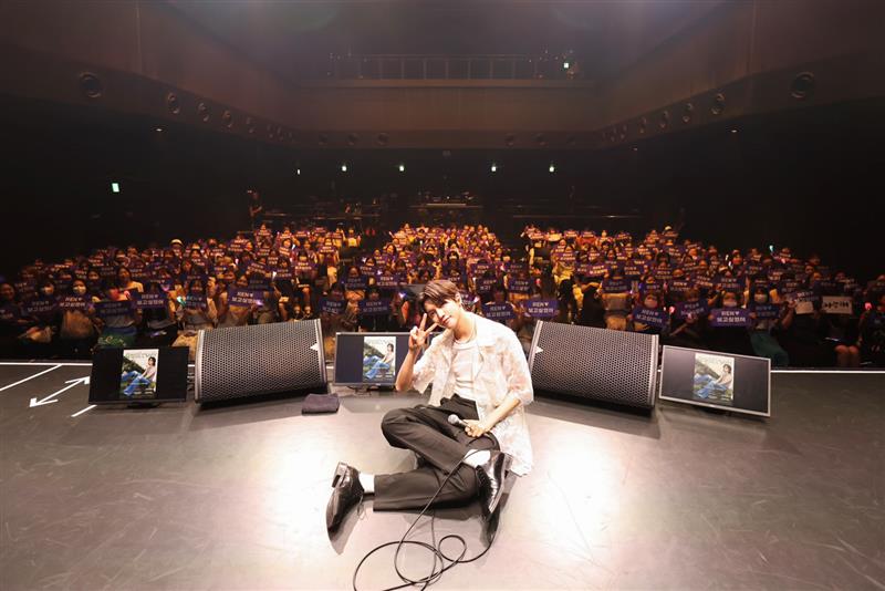 KPOPFAVE_'s tweet photo. .@REN_BPM from @NUESTNEWS had his concert "#Rendezvous" at the ZEPP SHINJUKU (TOKYO) in Japan on Aug 13! 🎙He played 'Ready to Move', 'Autofill', 'PARADISE', and more of his solo songs, as well as #NUEST's 'Beautiful Ghost', 'FACE', etc for the J fans! #NUEST #REN #렌 #CHOIMING https://t.co/hBQGz3y3Km