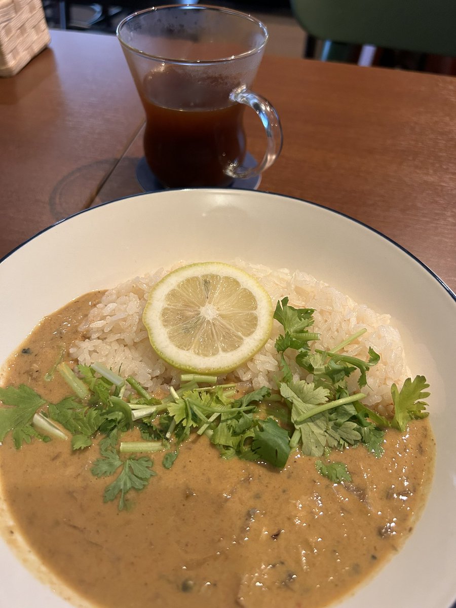 kawajun333's tweet photo. 会社近くのカフェのコーヒー豆と淹れ方を変えたらしく、コーヒーが格段においしくなっていてめちゃうれしい。もちろん鯖レモンカレーもおいしいけど。
#cidernaut https://t.co/ZVMsw7i7uz