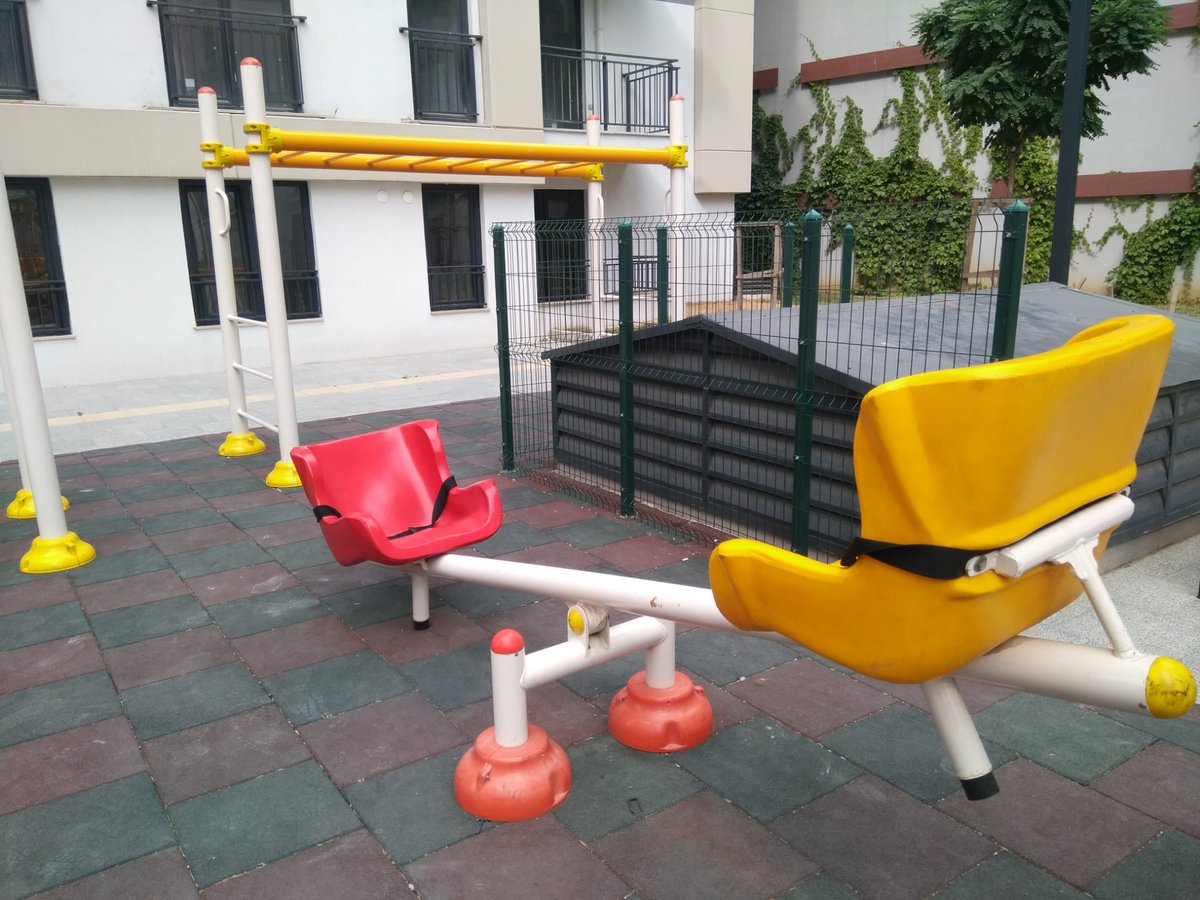 6Vadi's tweet photo. Sitemizin çocuk oyun parklarinin,mütahitsel eksiklikleride dahil,tüm oyun guruplarinin tamirati yapildi,inşaat boyalari temizlendi ayrica tek tek elden geçirildi.
@EmlakYonetim https://t.co/pB5AaoSoci