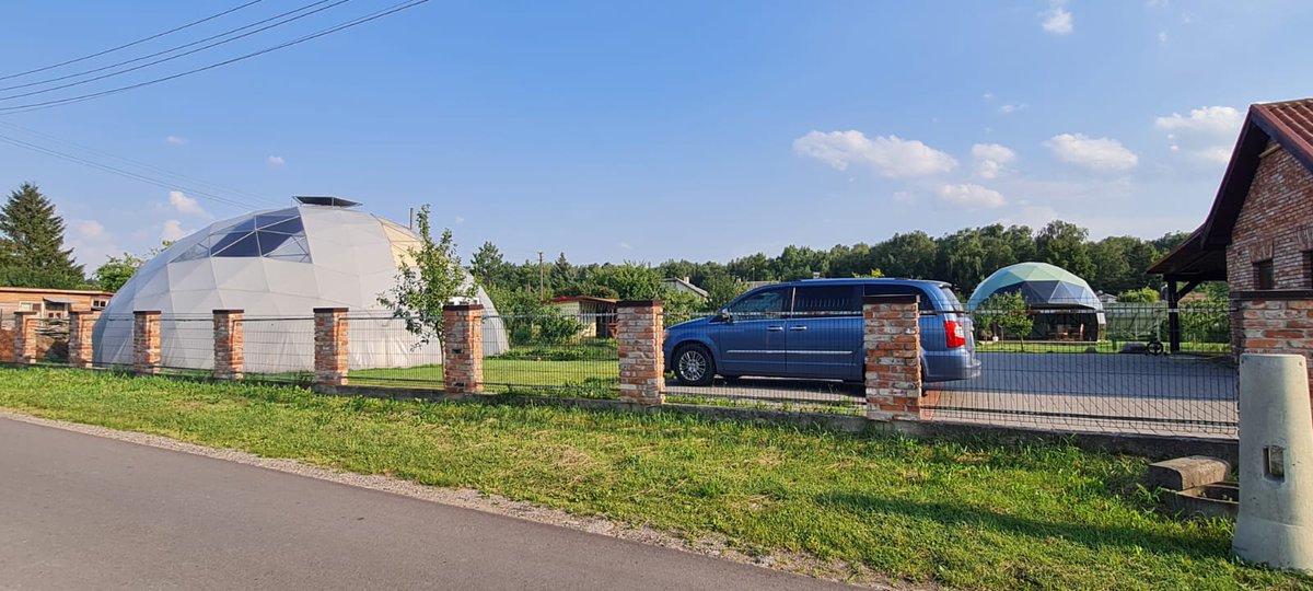 RFreutel's tweet photo. @Wortuoso GuMo aus Litauen.
Bin gerade aus familiären Gründen in Kaunas. Dort haben wir auch unsere eigenen Kleinheime (siehe hier, ein etwas fancieres, Auto und Haus sind nicht unseres aber so nach dem Motto aufgebaut mit Garten und allem) + wunderbare Fahrradwege in der Großstadt. https://t.co/vblrdDkhWc