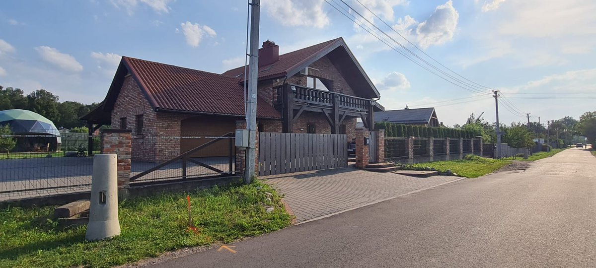 RFreutel's tweet photo. @Wortuoso GuMo aus Litauen.
Bin gerade aus familiären Gründen in Kaunas. Dort haben wir auch unsere eigenen Kleinheime (siehe hier, ein etwas fancieres, Auto und Haus sind nicht unseres aber so nach dem Motto aufgebaut mit Garten und allem) + wunderbare Fahrradwege in der Großstadt. https://t.co/vblrdDkhWc
