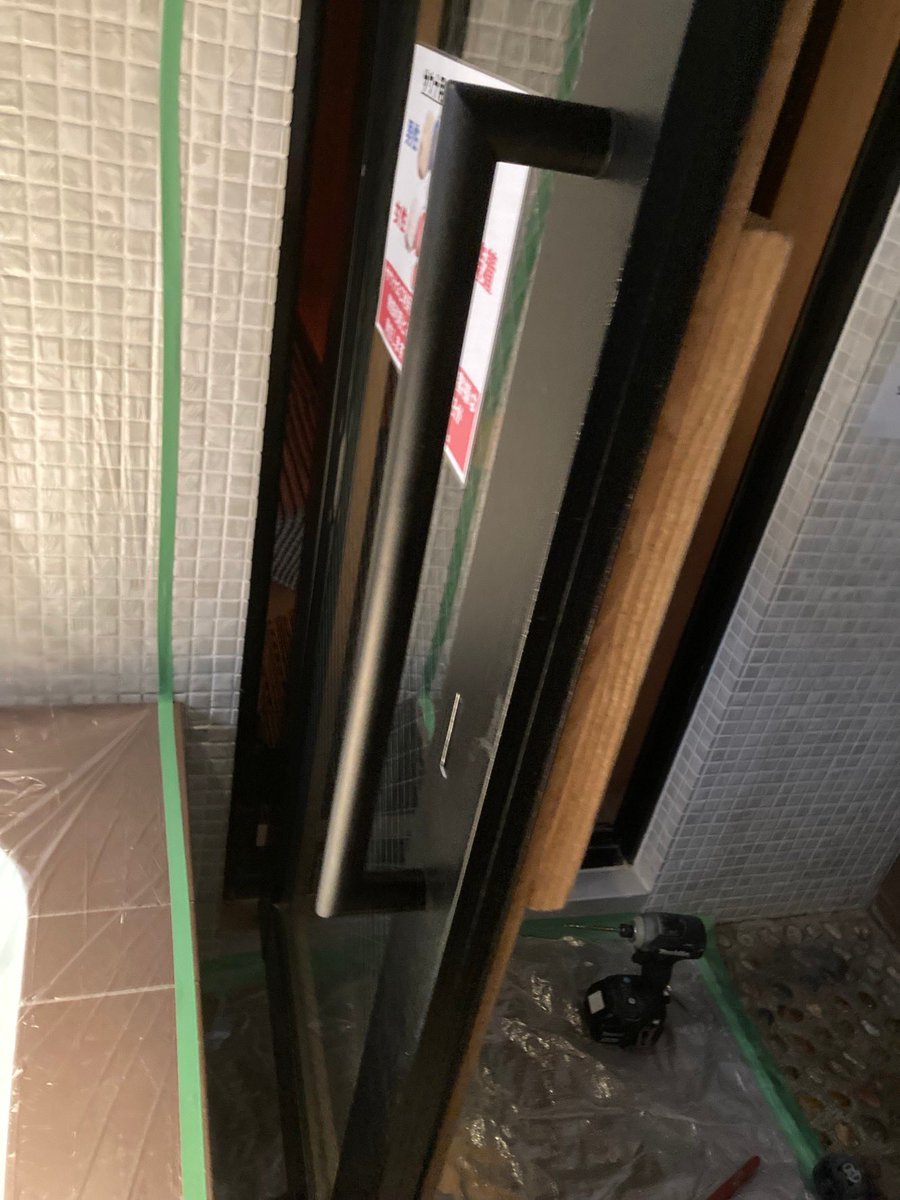 bunkayokusen's tweet photo. 📢お知らせ📢
【サウナキー廃止】

廃止する理由は主に２点
・重くて持ち運び不便
・サウナ室内で熱を帯びてしまい、ヤケドしそう

多くのお客様からの改善要望を受けて、本日より、サウナ室の扉に取手を取り付けました👍

代わりにサウナ用バンドの装着が必須となりますのでご協力をお願いします🙇‍♂️ https://t.co/1gxHU73qBi