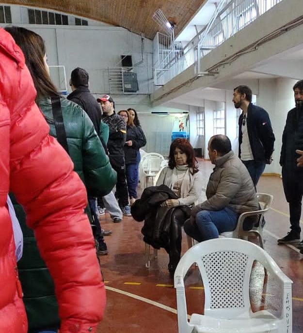 emmita1981_emma's tweet photo. Che @ursuvargues contame ursu....que se siente que tu jefa esté sentada en una sillita de mierda cuando se creyó  reina y hoy es ninguneada x el pueblo...y a Patricia la gente le dio su lugar!!! .
DECIME QUE SE SIENTE!!!🤣😂 https://t.co/dN448BiHNN
