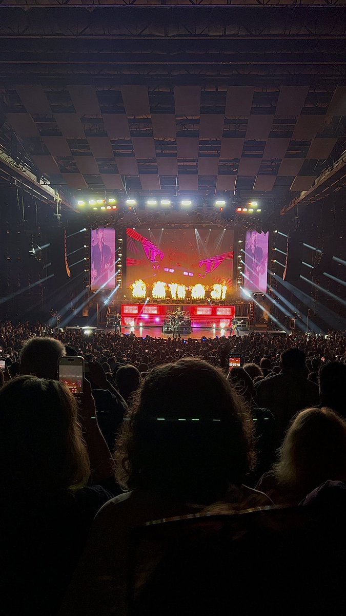 patfitzzo's tweet image. waited my entire life to see Nickelback live. was worth every second