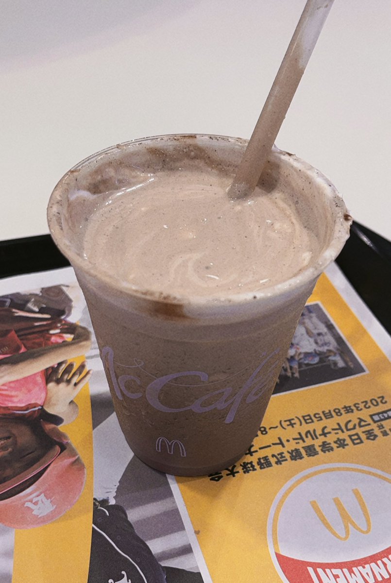 We1Vv3's tweet photo. 人生で一度くらいフラッペというものを飲みたいと思った。スタバは恥ずかしいので、マックで「オレオクッキーチョコフラッペ」頼んでみた。
頼んだは良いが、飲み方が分からない…
調べるとそのまま食べたり、混ぜたりするみたい。
冷たくて頭も痛くなったけど、濃厚なチョコが美味しかった！ https://t.co/mrTC6loAAg