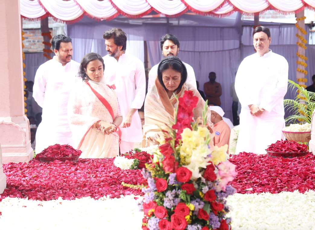 MeDeshmukh's tweet photo. लोकनेते, माजी मुख्यमंत्री, माजी केंद्रीय मंत्री आदरणीय विलासराव देशमुख साहेब यांच्या ११व्या स्मृतिदिनानिमित्त आज बाभळगाव येथील विलासबागेत कुंटुंबियासमवेत उपस्थित राहून साहेबांना आदरांजली अर्पण केली. साहेबांचे प्रभावशाली व्यक्तिमत्व आणि अफाट कार्य आम्हा सर्वांना आत्मविश्वासाने पुढे जाण्याचे, लोकहितासाठी सदैव कार्यरत राहण्याचे बळ देते.

#VilasraoDeshmukh 
#Loknete #latur