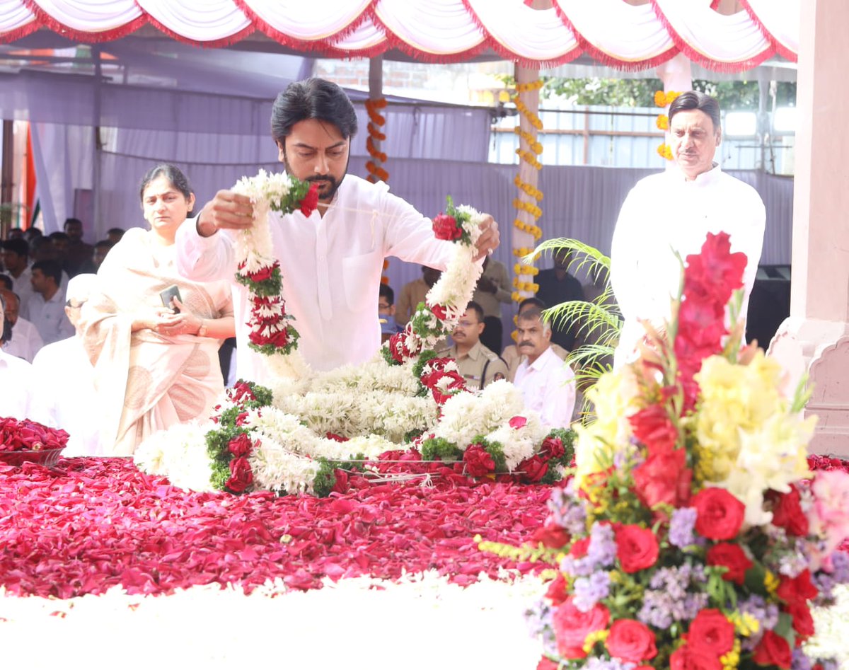 MeDeshmukh's tweet photo. लोकनेते, माजी मुख्यमंत्री, माजी केंद्रीय मंत्री आदरणीय विलासराव देशमुख साहेब यांच्या ११व्या स्मृतिदिनानिमित्त आज बाभळगाव येथील विलासबागेत कुंटुंबियासमवेत उपस्थित राहून साहेबांना आदरांजली अर्पण केली. साहेबांचे प्रभावशाली व्यक्तिमत्व आणि अफाट कार्य आम्हा सर्वांना आत्मविश्वासाने पुढे जाण्याचे, लोकहितासाठी सदैव कार्यरत राहण्याचे बळ देते.

#VilasraoDeshmukh 
#Loknete #latur