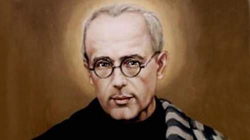 Don_Lazzara's tweet photo. Oggi la #Chiesa celebra la memoria di #SanMassimilianoMariaKolbe, martire della fede negli anni bui del #nazismo. Nel campo di sterminio di #Auscwitz diventa per i prigionieri punto fermo di riferimento. Ascoltando, confortando, confessando e aiutando tutti, incarna ciò che ha insegnato e predicato per una vita, fino all’ultimo, offrendo la propria in cambio di quella del padre di famiglia #FrancescoGajowniczek: “Sono un sacerdote cattolico polacco, sono anziano, voglio prendere il suo posto perché ha moglie e figli”. Stranamente la proposta viene accettata e padre Massimiliano viene avviato al blocco 11 in cui si recherà pregando e col volto sereno. Chi lo assassinerà il 14 Agosto 1941, vigilia dell’Assunzione di Maria non sa di realizzare la profezia del frate francescano: “Vorrei essere come polvere, per viaggiare con il vento e raggiungere ogni parte del mondo e predicare la Buona Novella”.