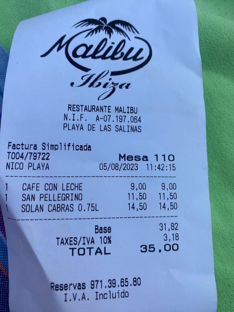 Spanien 🇪🇸 
Preise auf Ibiza 2023 
Milchkaffee = 9€
Mineralwasser = 11,50€
Mineralwasser mit wenig Kohlensäure = 14,50€ 
Vielen Dank für das zugesendete Foto