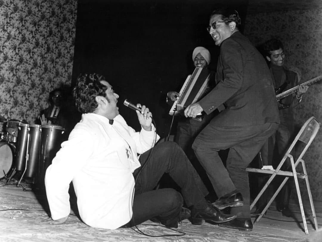 rajupsingh's tweet image. Received these rare photos of Kishoreda’s stage performance with my dad Charanjit Singh Ji on Transicord, Bhupinder Singh Ji on Guitar , Vakil Baba on drums, Kaka Rajput on Saxophone & Arun Paudwal on the Accordion….. PRICELESS !!
