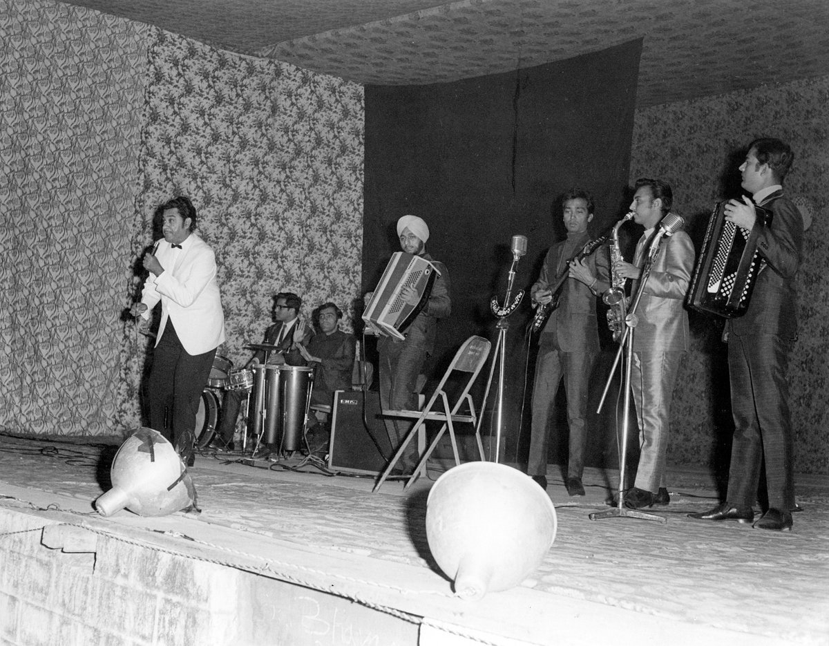 rajupsingh's tweet image. Received these rare photos of Kishoreda’s stage performance with my dad Charanjit Singh Ji on Transicord, Bhupinder Singh Ji on Guitar , Vakil Baba on drums, Kaka Rajput on Saxophone & Arun Paudwal on the Accordion….. PRICELESS !!