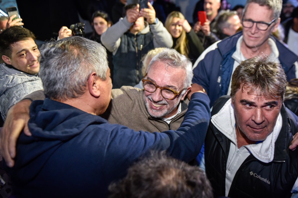 ZamoraJulio's tweet photo. Gracias a los vecinos y vecinas de Tigre que volvieron a confiar en nosotros. Vamos a seguir trabajando en equipo por el crecimiento de nuestra ciudad. 
#TigreEsMiVida 🐯🇦🇷 https://t.co/6PS26aHSzP