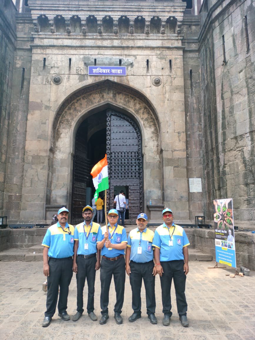 Our efforts of celebrating national mission of #HarGharTiranga is not ending only at our place. Our team from Retail Outlets raising national flag at iconic #shaniwarwada in Pune @BPCLRetail @BPCLimited @subhankarRcgc @rakeshsinhabpc @kuldeepgulati09