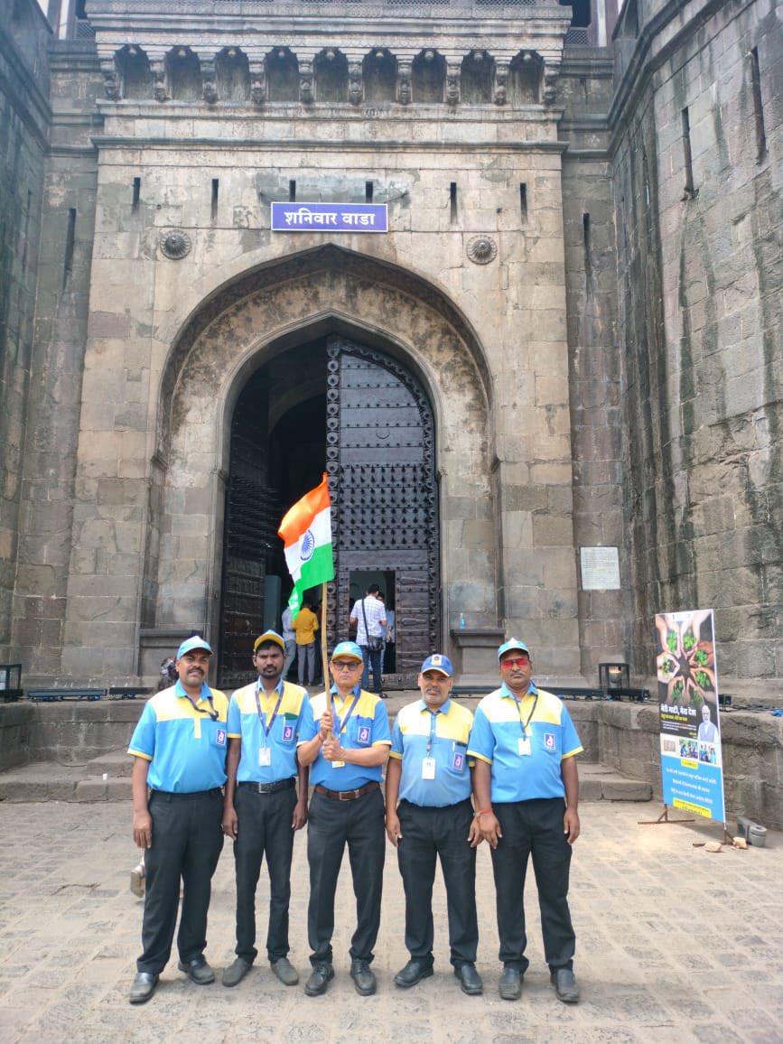 Our efforts of celebrating national mission of #HarGharTiranga is not ending only at our place. Our team from Retail Outlets raising national flag at iconic #shaniwarwada in Pune <a href="/BPCLRetail/">BPCL Energy Stations</a> <a href="/BPCLimited/">Bharat Petroleum</a> <a href="/subhankarRcgc/">Subhankar Sen</a> <a href="/rakeshsinhabpc/">RKS</a> <a href="/kuldeepgulati09/">State Head(Retail) Rajasthan, BPCL</a>